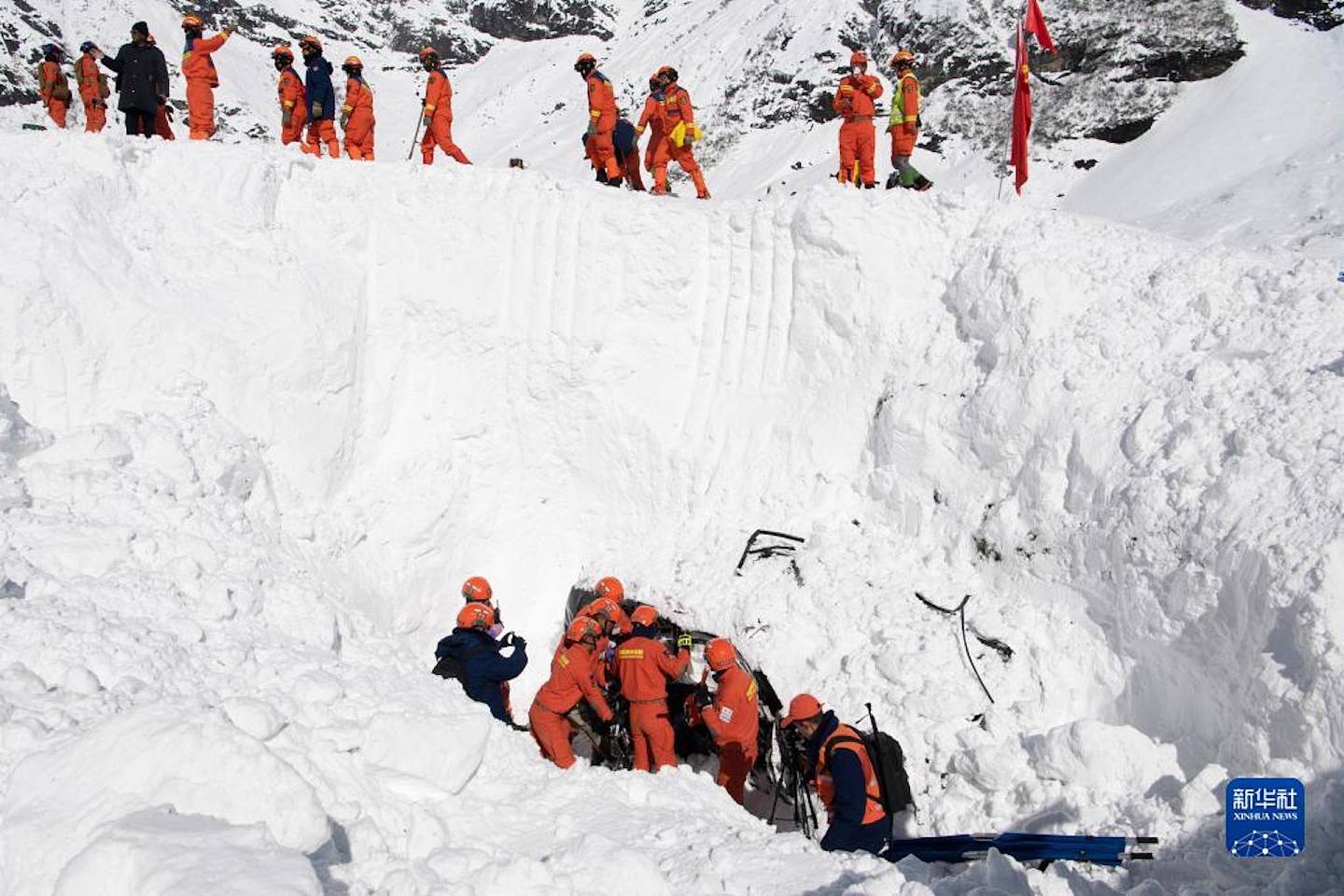 西藏林芝市派墨公路雪崩救援现场。 （新华社）