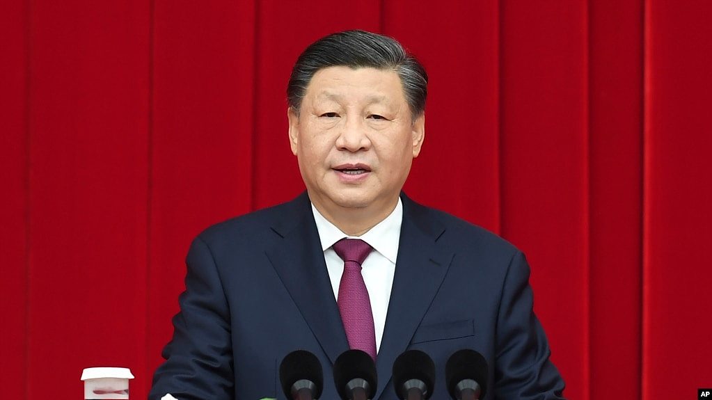 在新华社发布的这张照片中，中国国家主席习近平在2022年12月30日在北京举行的中国人民政治协商会议全国委员会组织的新年聚会上发表讲话。
