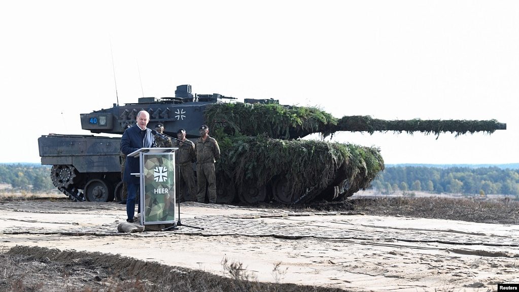 资料照 - 德国总理朔尔茨2022年10月17号视察卑尔根德国联邦国防军陆军基地时站在一辆豹2坦克前发表讲话。