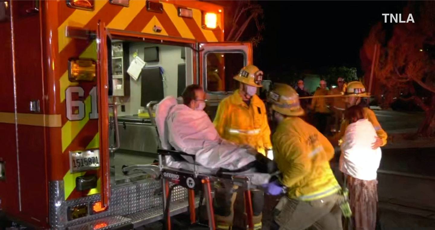 農曆新年美國加州槍擊案：一段影片截圖顯示，2023年1月22日美國加州蒙市發生槍擊事件後，救援人員正在將一名傷者送上救護車。（Reuters）