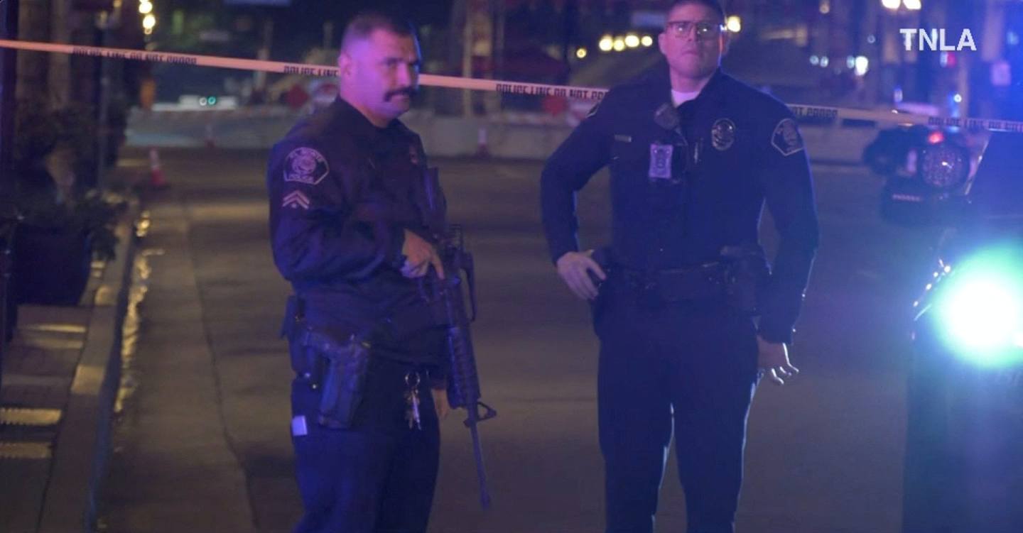 農曆新年美國加州槍擊案：一段影片截圖顯示，2023年1月22日美國加州蒙市發生槍擊事件後，警察接報到場戒備。（Reuters）