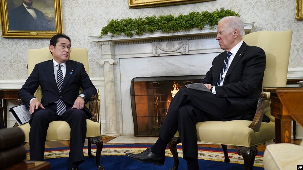 2023年1月13日，美国总统乔·拜登在华盛顿白宫椭圆形办公室会见日本首相岸田文雄。