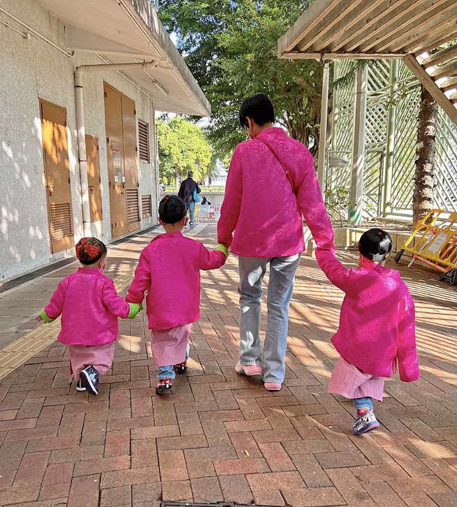 胡杏儿夫妇春节给儿子们发红包，母子四人穿唐装，牵手逛街好拉风（组图） - 5