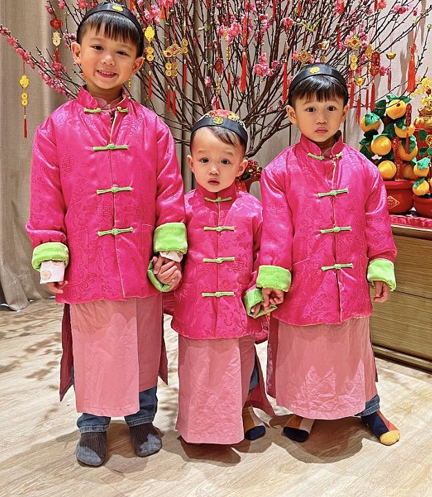 胡杏儿夫妇春节给儿子们发红包，母子四人穿唐装，牵手逛街好拉风（组图） - 3