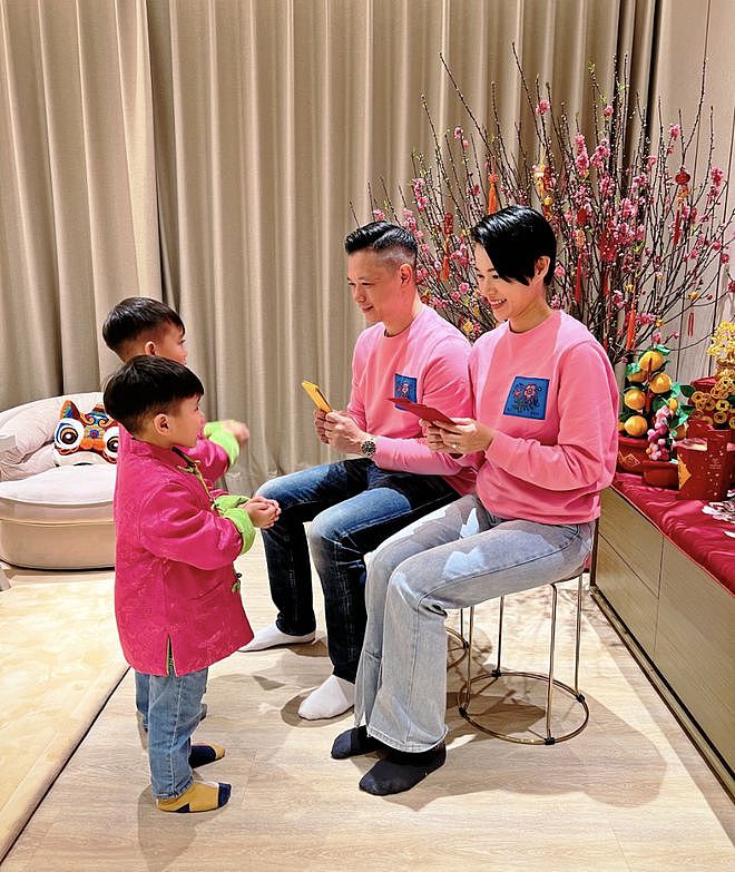 胡杏儿夫妇春节给儿子们发红包，母子四人穿唐装，牵手逛街好拉风（组图） - 2