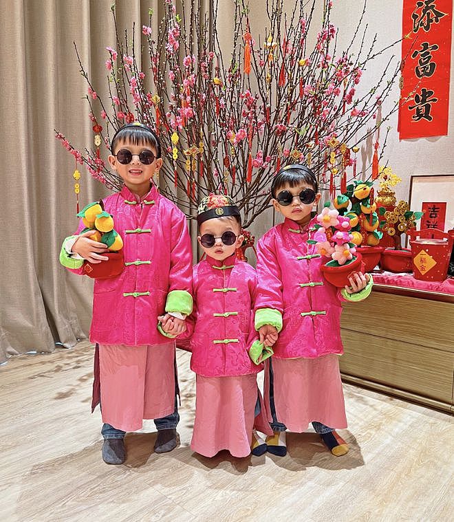 胡杏儿夫妇春节给儿子们发红包，母子四人穿唐装，牵手逛街好拉风（组图） - 4