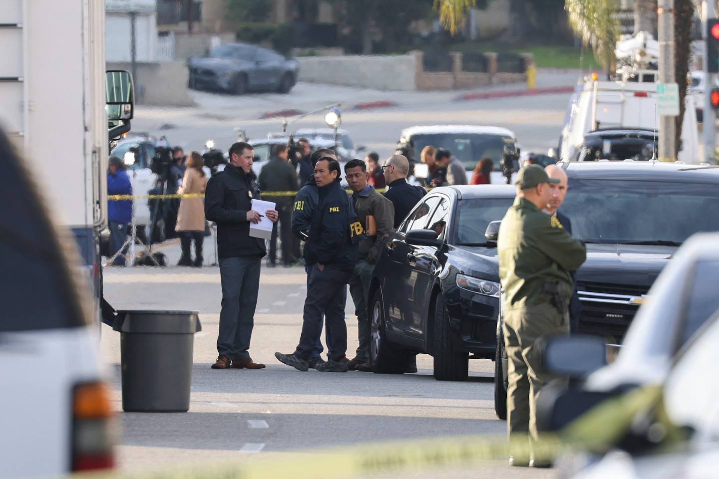 美国加州蒙市在农历新年期间发生枪击案，造成至少10死10伤，大批探员在案发现场附近调查。 （路透社）