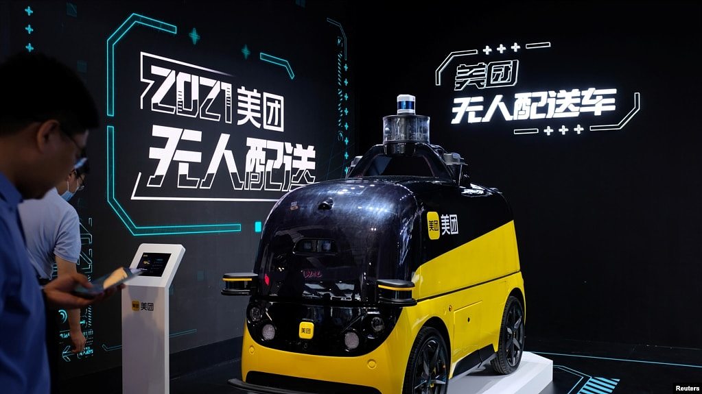 上海举行的世界人工智能大会上展出的美团人工智能无人配送车。（路透社2021年7月8日照片）