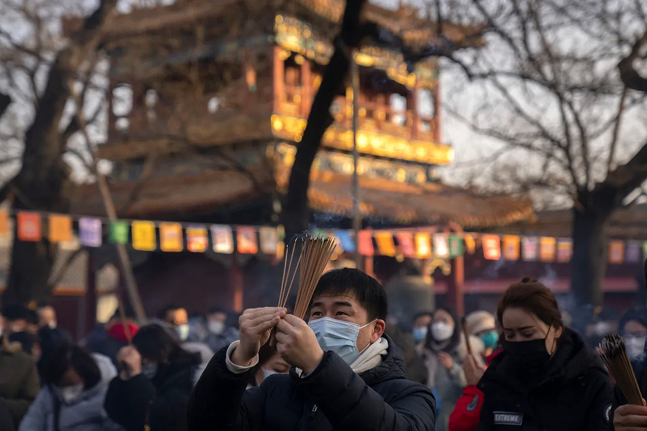 农历年期间民众在北京雍和宫上香祈福。 美联社
