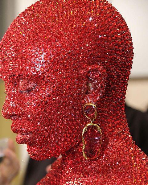 美国女歌手被3万颗红水晶覆盖，从头皮到前胸，却让网友齐呼不适（组图） - 8