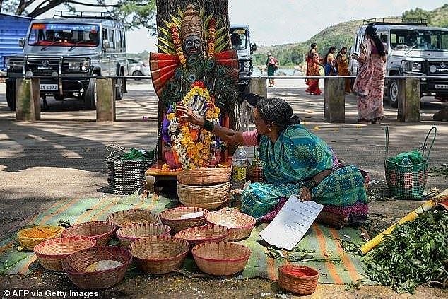 印度“神庙舞女”自述：被父母送走出卖童贞养家，逃离后仍然艰难（视频/组图） - 1