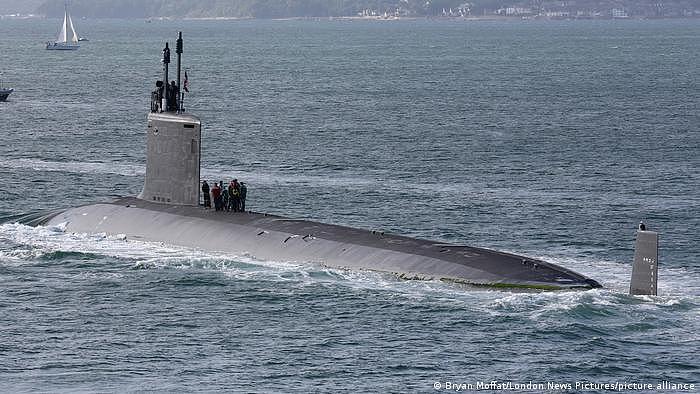 图为2013年8月31日 美国核攻击潜艇弗吉尼亚号 (SSN-774) 离开英国朴茨茅斯前往未知目的地。（资料照）