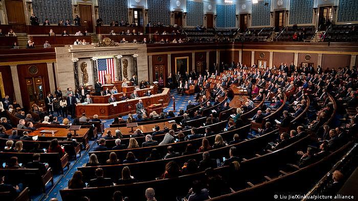 美国众议院于今年1月6日重新开议，图为新一届众议员聚集在议场内（资料照）