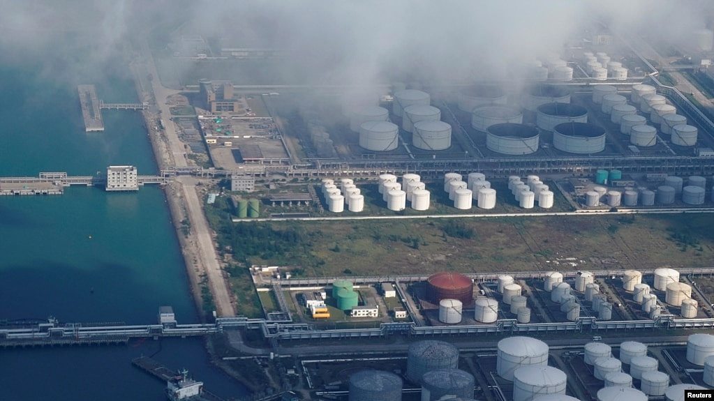 资料照：中国珠海一个港口的石油仓库的油气罐。(2018年10月22日)