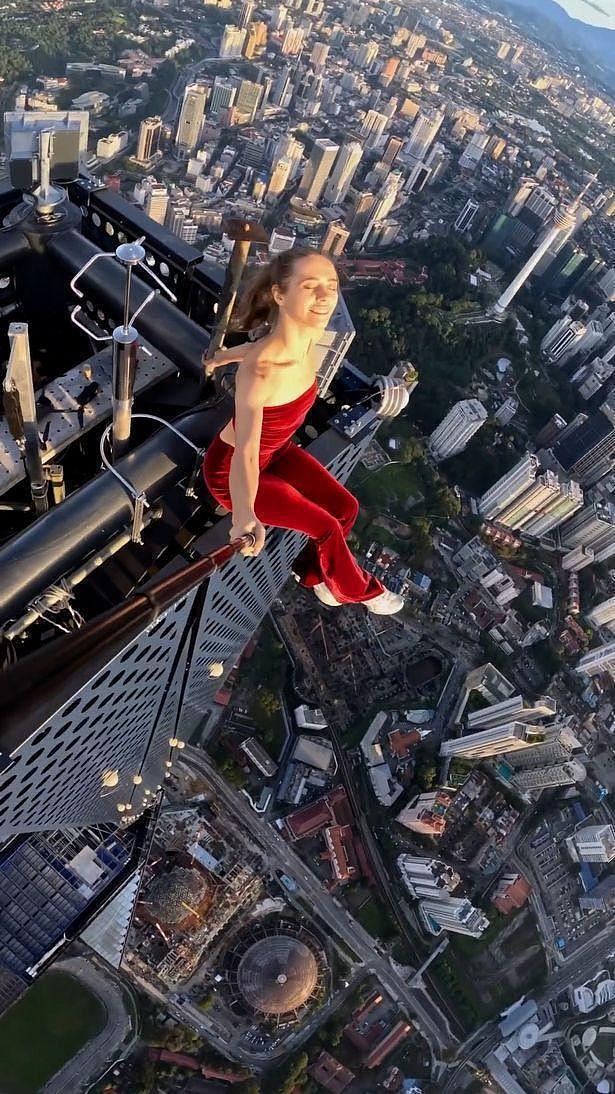 29岁俄罗斯美女挑战高空拍照走红，在“世界第二高楼”上翩翩起舞（组图） - 3