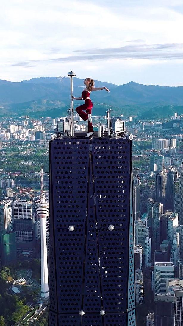 29岁俄罗斯美女挑战高空拍照走红，在“世界第二高楼”上翩翩起舞（组图） - 1