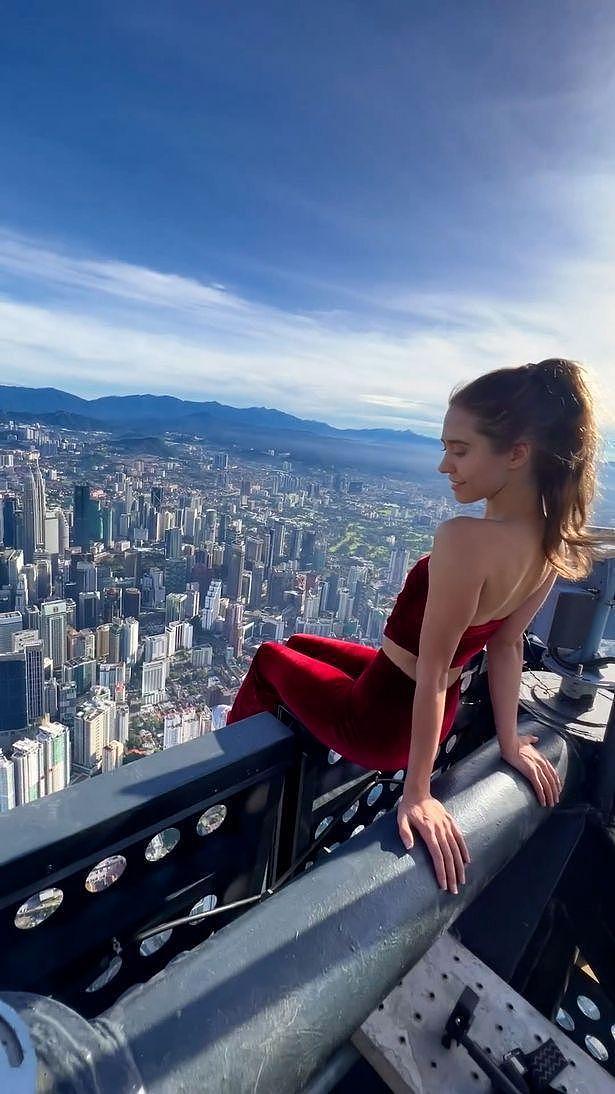 29岁俄罗斯美女挑战高空拍照走红，在“世界第二高楼”上翩翩起舞（组图） - 4