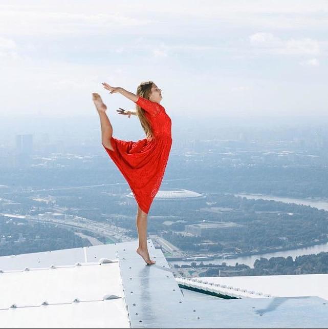 29岁俄罗斯美女挑战高空拍照走红，在“世界第二高楼”上翩翩起舞（组图） - 7