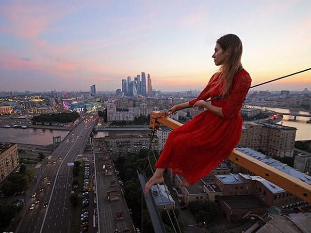 29岁俄罗斯美女挑战高空拍照走红，在“世界第二高楼”上翩翩起舞（组图） - 8