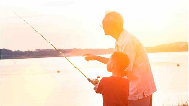 男孩和他的祖父在一起钓鱼。