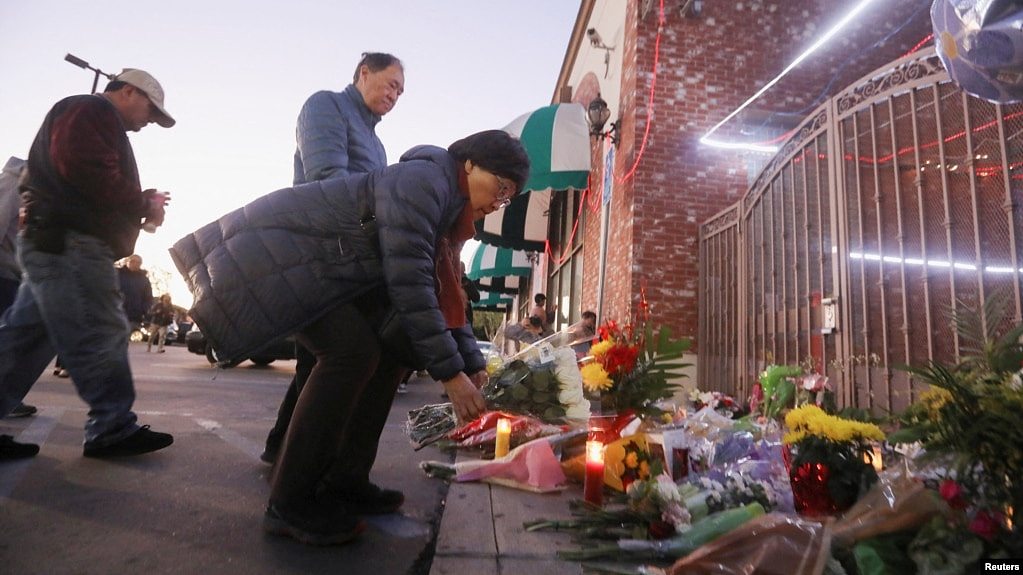 民众在加州蒙特利帕克市发生枪击案的舞厅外摆放鲜花致意（2023年1月23日）