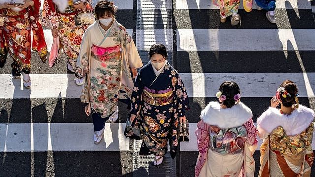 1月9日，在日本神奈川县横滨，年轻女性穿着和服庆祝