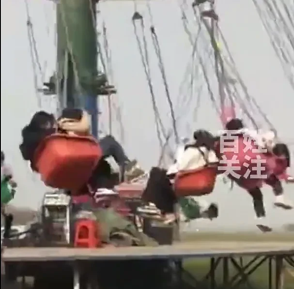 中国河南一空中旋转秋千，发生了座椅在高空相撞、缆绳纠缠在一起的惊险事故。    图:翻摄自微博