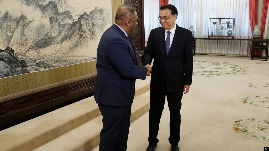 资料照片：2015年2月27日，中国国务院总理李克强（右）与时任斯里兰卡外交部长曼加拉·萨马拉维拉在北京中南海会晤前握手。（美联社照片）
