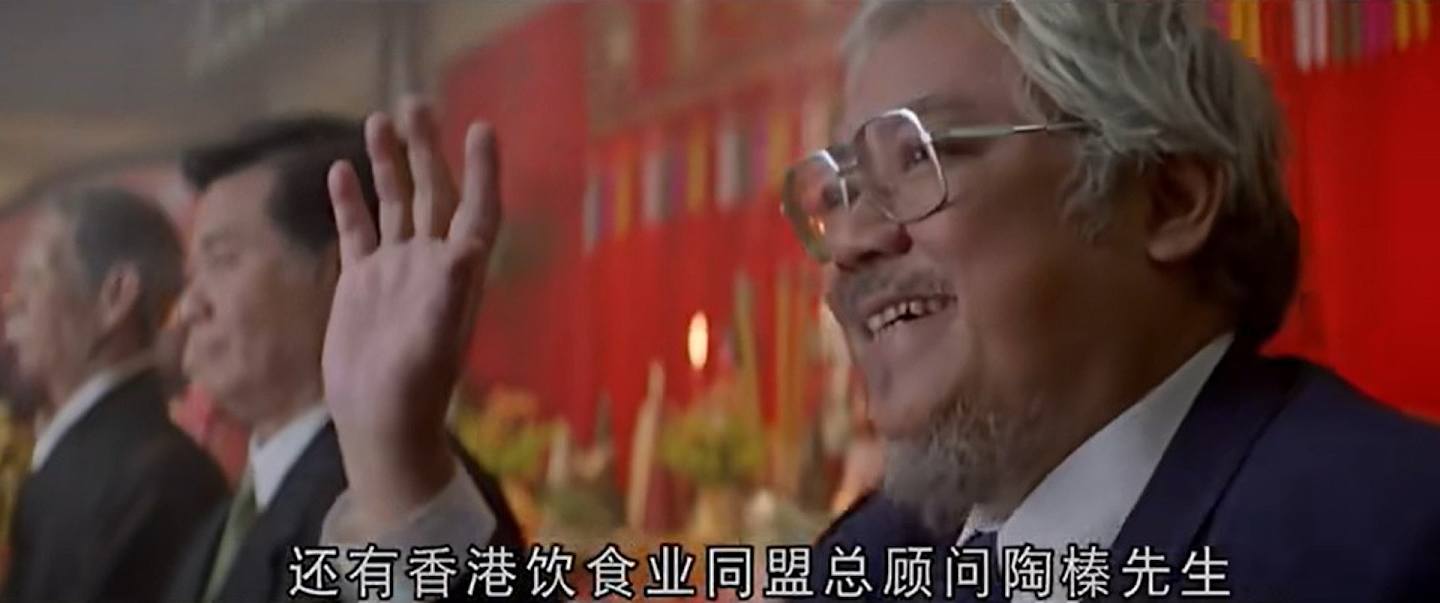 唯靈曾在1995年的電影《金玉滿堂》客串，飾演「香港飲食業同盟總顧問」，擔任滿漢全席比賽評判，演回食評家。（互聯網）