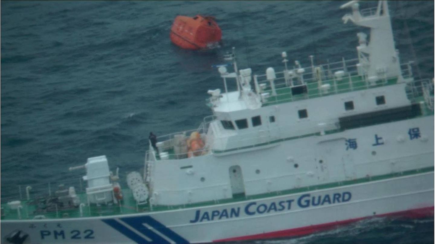 圖為2023年1月25日，日本海上保安廳的船隻在香港註冊貨船「金田」沉沒位置的附近、海面上漂浮。（Reuters）
