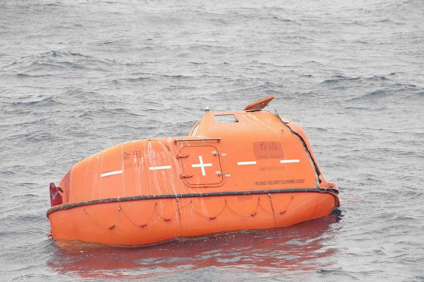 圖為2023年1月25日，一艘救生艇在香港註冊貨船「金田」沉沒位置的附近、海面上漂浮。（Reuters）