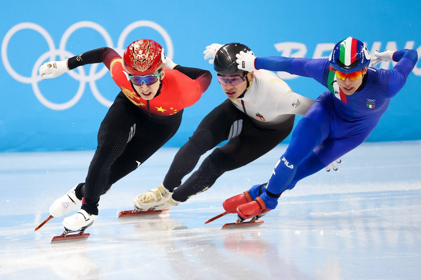 2022北京冬奧會短道速滑男子500：匈牙利選手劉少昂奪冠。（視覺中國）
