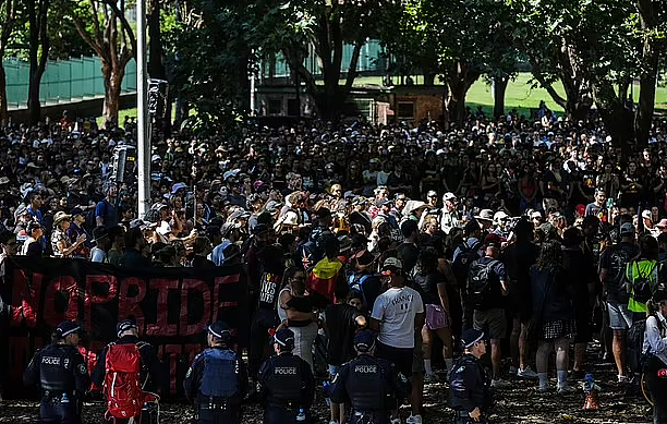 全澳多地爆发游行示威！数千抗议者涌上街头，吁修改澳洲日日期（视频/组图） - 10