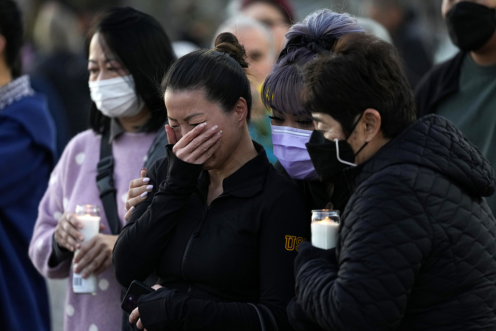 第一位被确认身份的死者就是舞星老板马名伟，目击者形容他绝对是这次枪击案中的英雄；图为当地居民到命枪击现场为罹难者致哀。(图/美联社)
