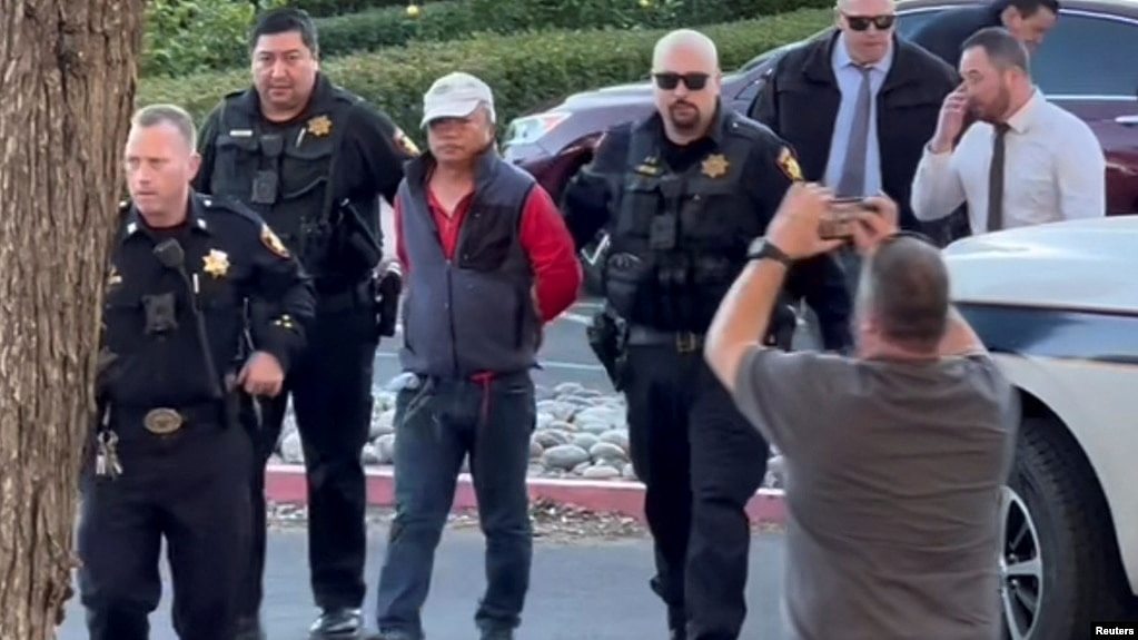加州警察逮捕半月湾枪击案凶嫌赵春利（左三）。（2023年1月23日）