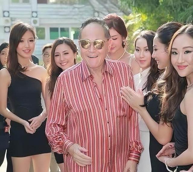 87岁香港知名富商被曝新恋情，与年轻美女十指紧扣逛街（组图） - 1