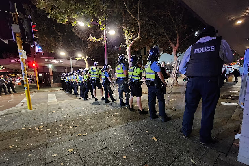 澳洲CBD爆发两起骚乱！数人被捕，2名警员受伤送医（组图） - 3