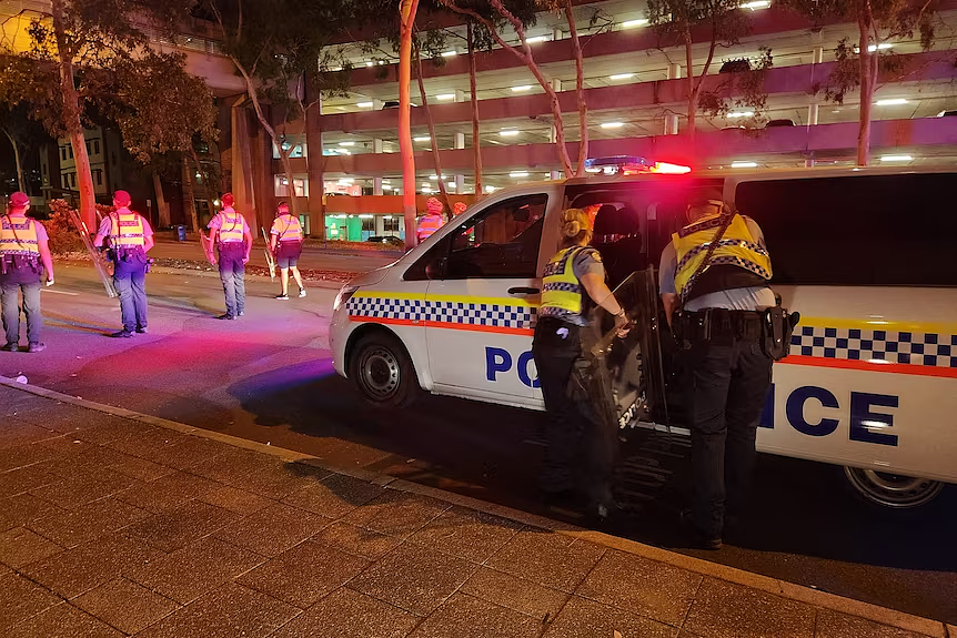 澳洲CBD爆发两起骚乱！数人被捕，2名警员受伤送医（组图） - 4