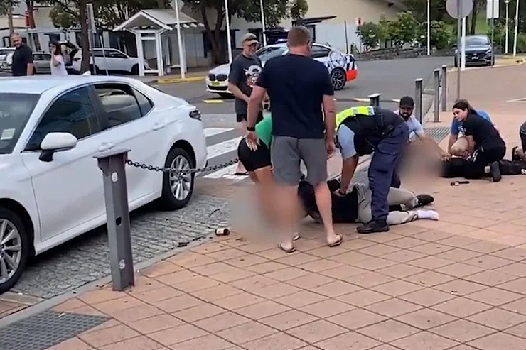 视频疯传！两男子在悉尼购物中心持枪抢劫，逃跑时被路人合力擒获（视频/组图） - 2