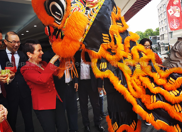 “恭喜发财，新年快乐！” 悉尼市长及华裔议员唐人街拜年，祝本网读者“兔年大吉”（视频/组图） - 2