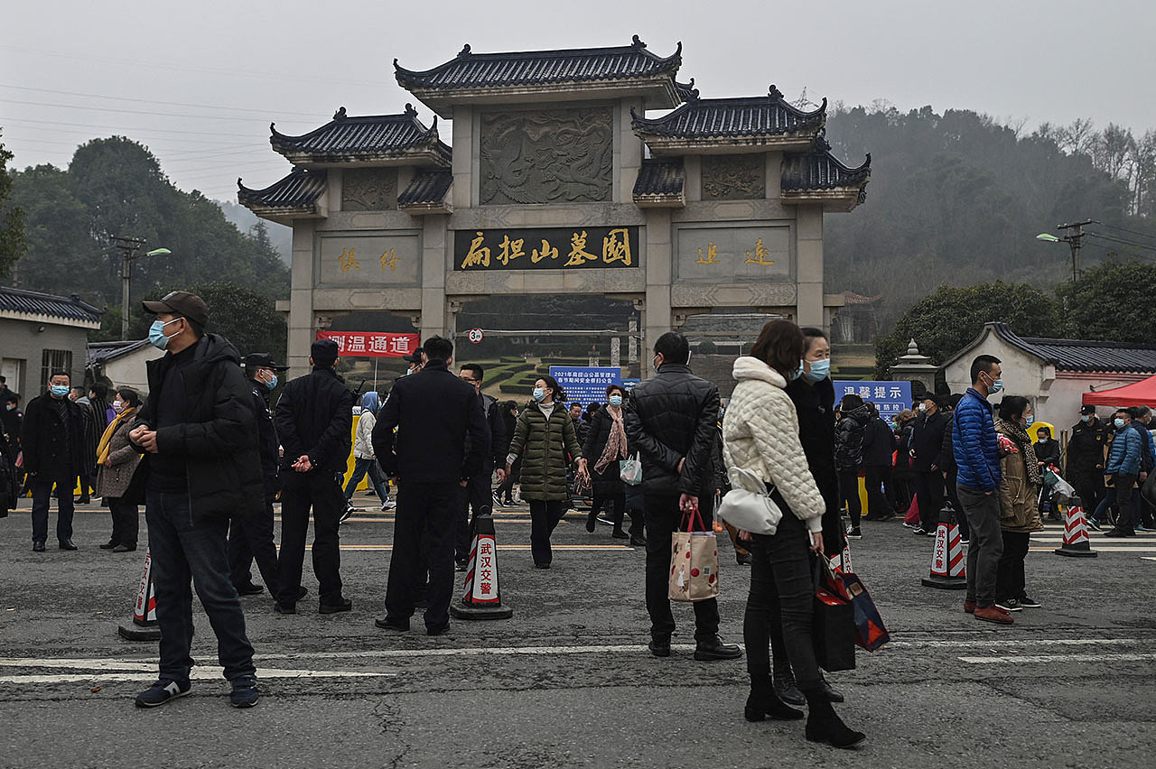 资料图片：2021年2月12日，人们在武汉市扁担山公墓外。（法新社）