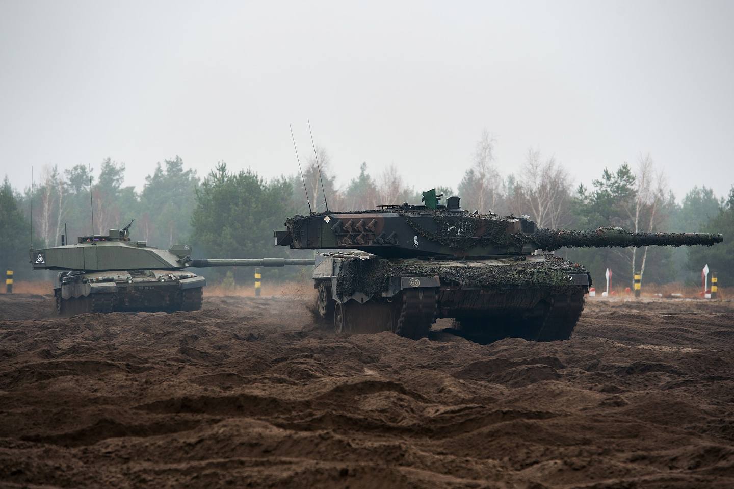 英国国防部在Twitter英国决定输乌的英制「挑战者2」（Challenger 2）主战坦克与「豹2」一同演练的照片。 目前法国也正在考虑向乌克兰供应法制「勒克莱尔」（Leclerc）主战坦克。 （Twitter@DefenceHQ）