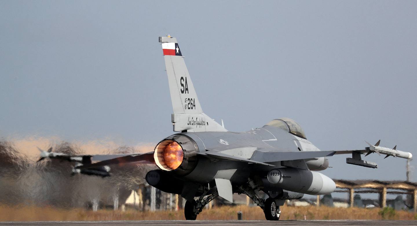 2018年一架在巴西参加多国演练的美国F-16战斗机。 （Reuters）