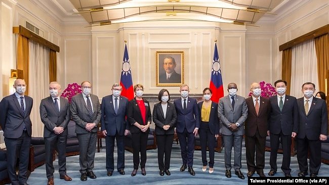 台湾总统蔡英文在总统府会晤到访的法国国民议会友台小组主席戴扈杰率领的法国议员代表团。（2021年12月16日）