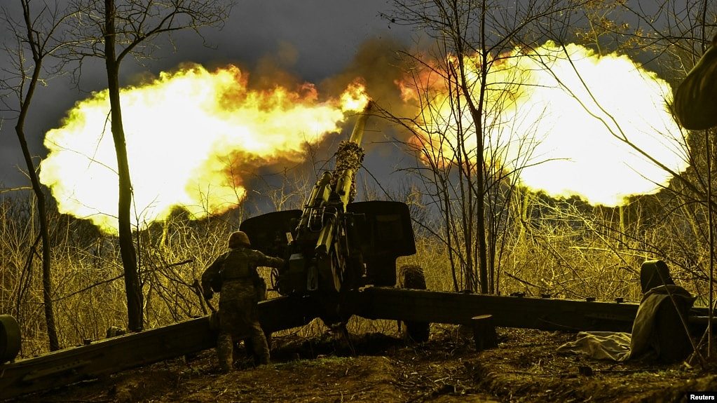 乌克兰军人在扎波罗热州前沿阵地向俄军发射2A65Msta-B榴弹炮。（2023年1月5日）