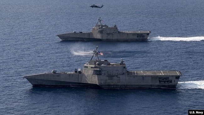美军“蒙哥马利”号（USS Montgomery）（上）和“吉福兹”号（USS Gabrielle Giffords）濒海战斗舰2020年1月20日在一家海鹰直升机的掩护下在南中国海执行任务。