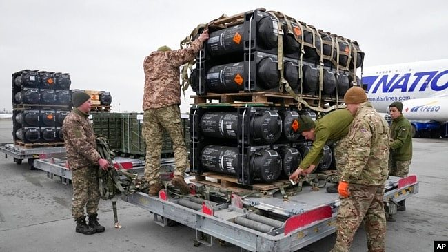 乌克兰军人在基辅郊外的鲍里斯波尔机场搬运美国援助的标枪反坦克导弹（2022年2月11日）