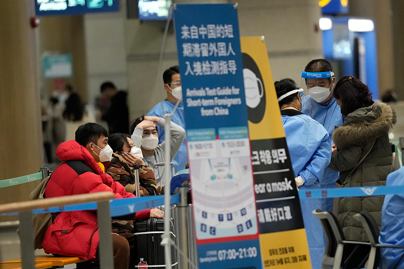 图为韩国仁川国际机场针对来自中国大陆旅客进行核酸检测的告示牌。 （美联社）