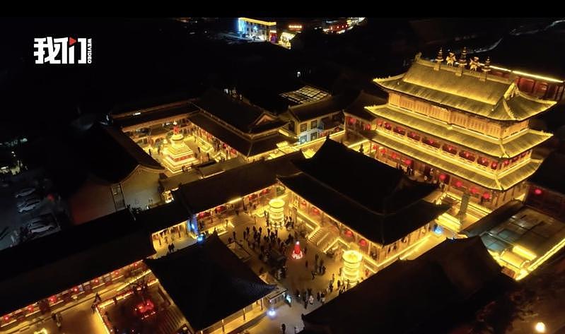 五台山广化寺的夜间灯光造景璀璨壮丽，吸引不少游客慕名而来。 （截图自新京报影片）