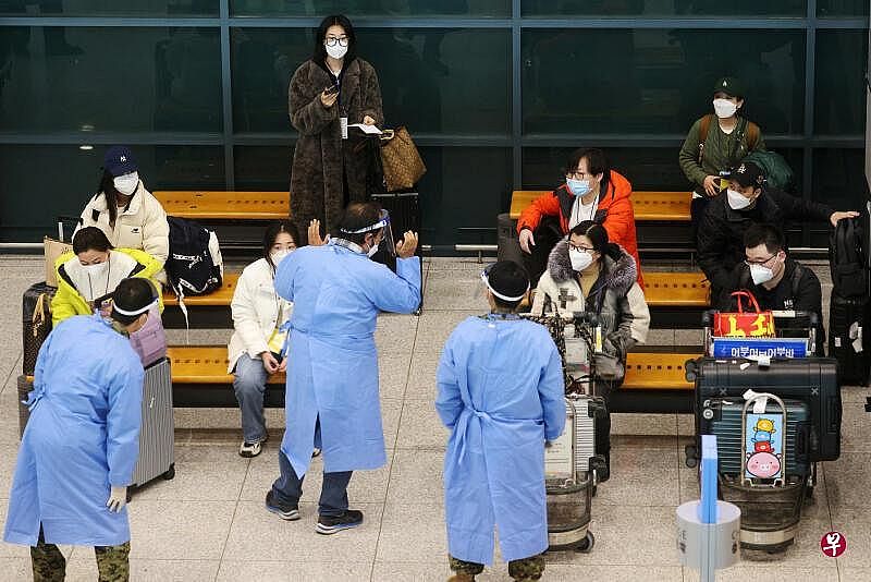 韩国宣布将延长针对中国公民的暂停签发赴韩短期签证措施至2月28日。图为1月4日从中国入境韩国的旅客在仁川国际机场等待进行冠病检测。（路透社）
